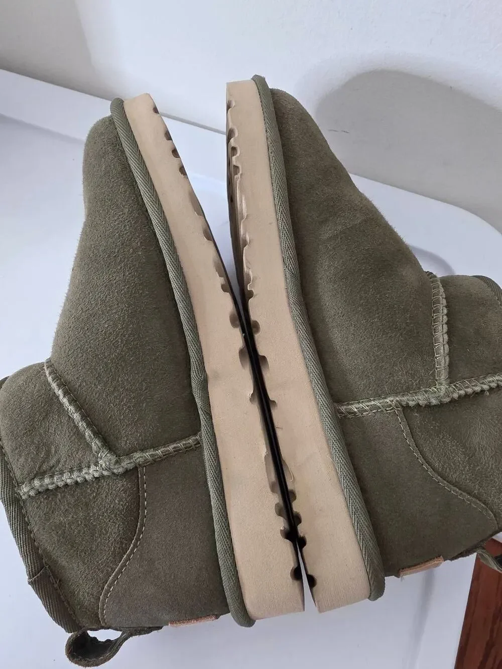 UGG Women's Classic Ultra Mini Winter Boots US 6